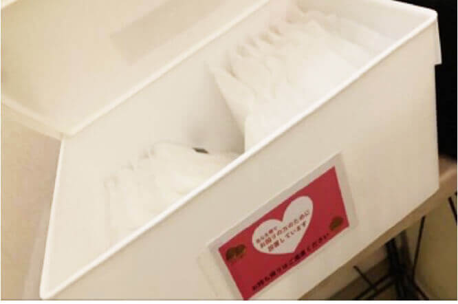 生理用品がトイレに常備されている様子